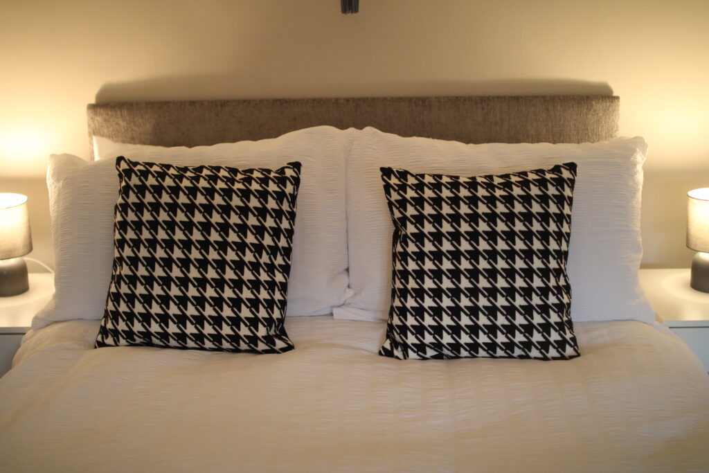 Master bedroom with king-size bed at Habberjam Farm