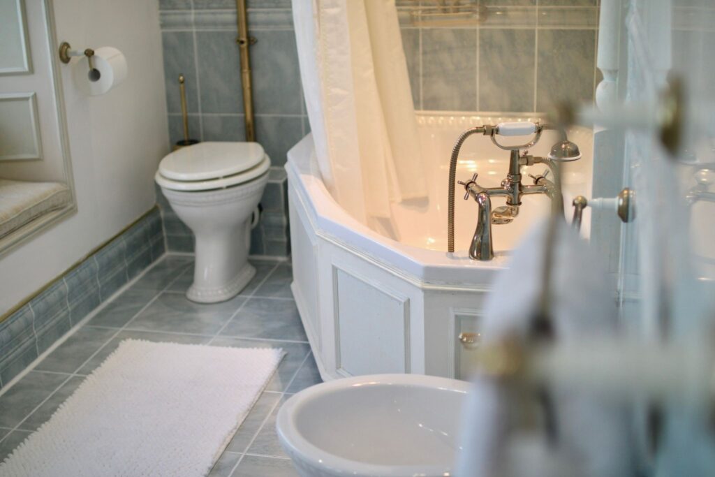 Traditional bathroom with bathtub at Habberjam Farm